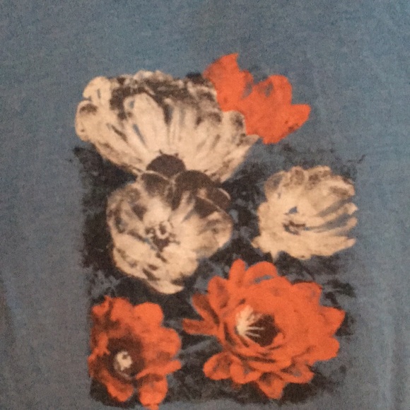 Blue flower Graphic tee size large U- neck - Picture 2 of 6